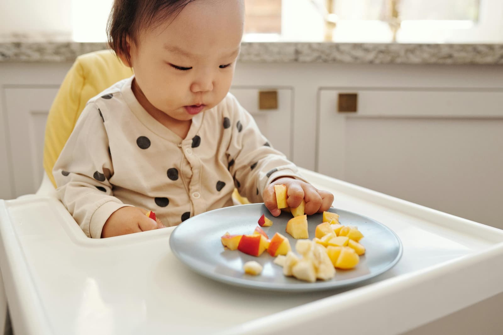 Farfurie colorată cu alimente simple pentru un copil mofturos